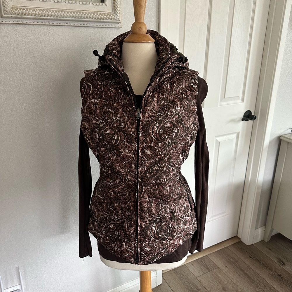 Patigonia women’s size Large hooded puffer vest